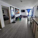Apartamento con Balcón y Vista al Mar